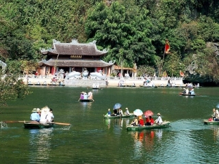 A day traveling to Perfume Pagoda