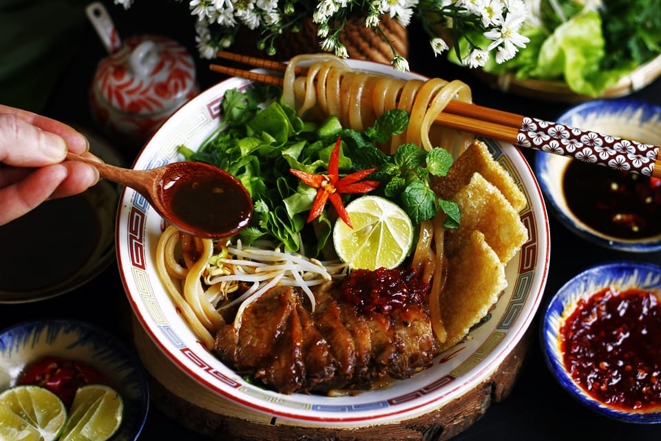 top-must-try-food-in-vietnam-vietnam-cuisine-hoian-cao-lau