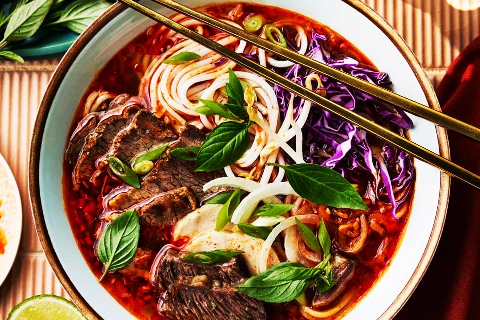 top-must-try-food-in-vietnam-vietnam-cuisine-hue-beef-noodle