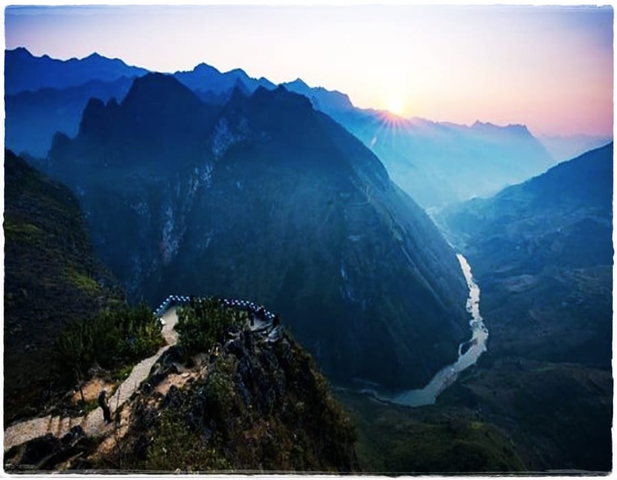 Top-20-things-to-do-and-to-visit-in-Ha-Giang-dong-van-karst-plateau-car-tour