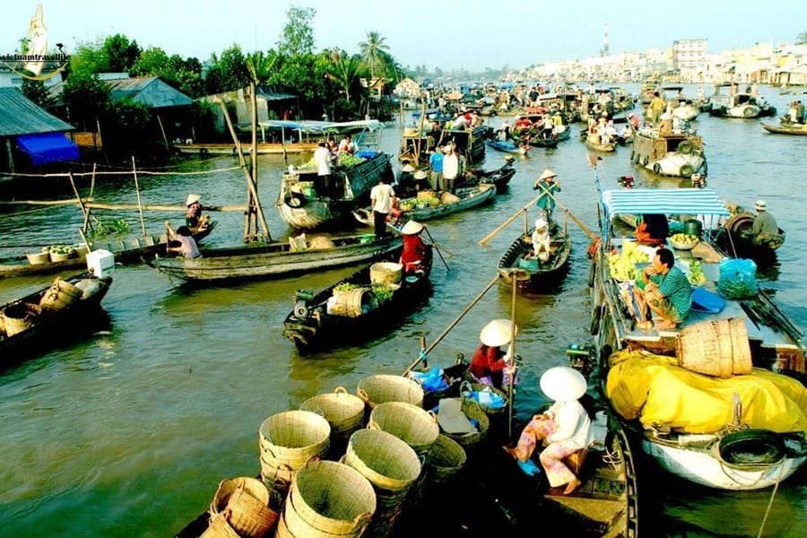 best-places-for-vietnam-school-trips-and-student-tours-mekong-detla-floating-market