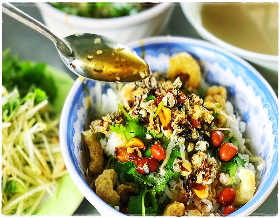 hue-travel-guide-best-tips-for-what-to-eat-in-hue-clam-rice