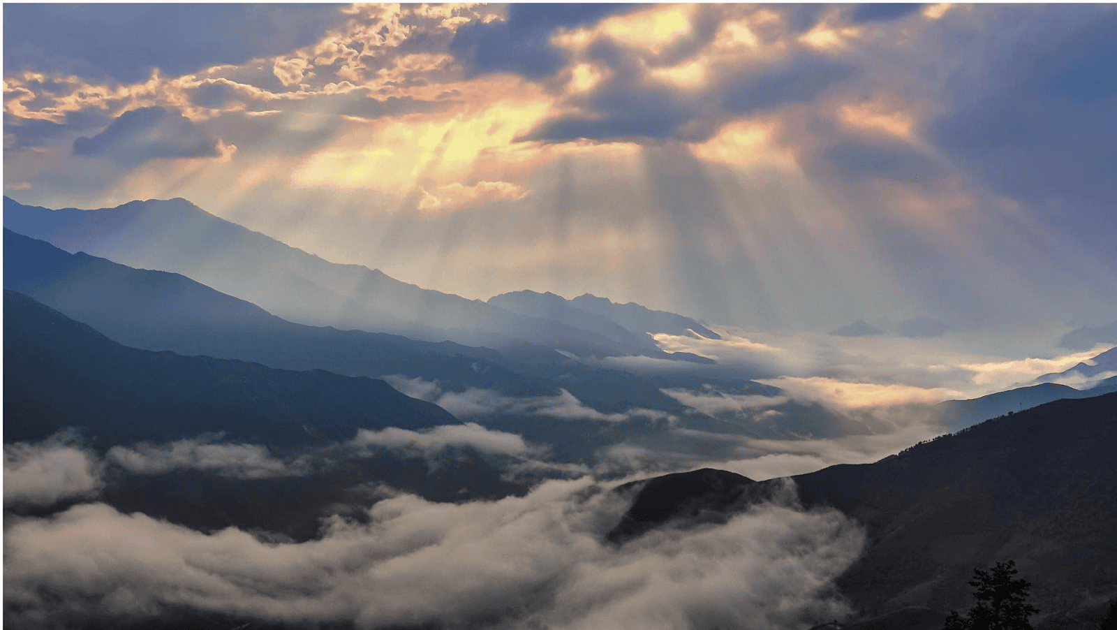 sunrise-on-ta-xua-land-son-la-travel-guide